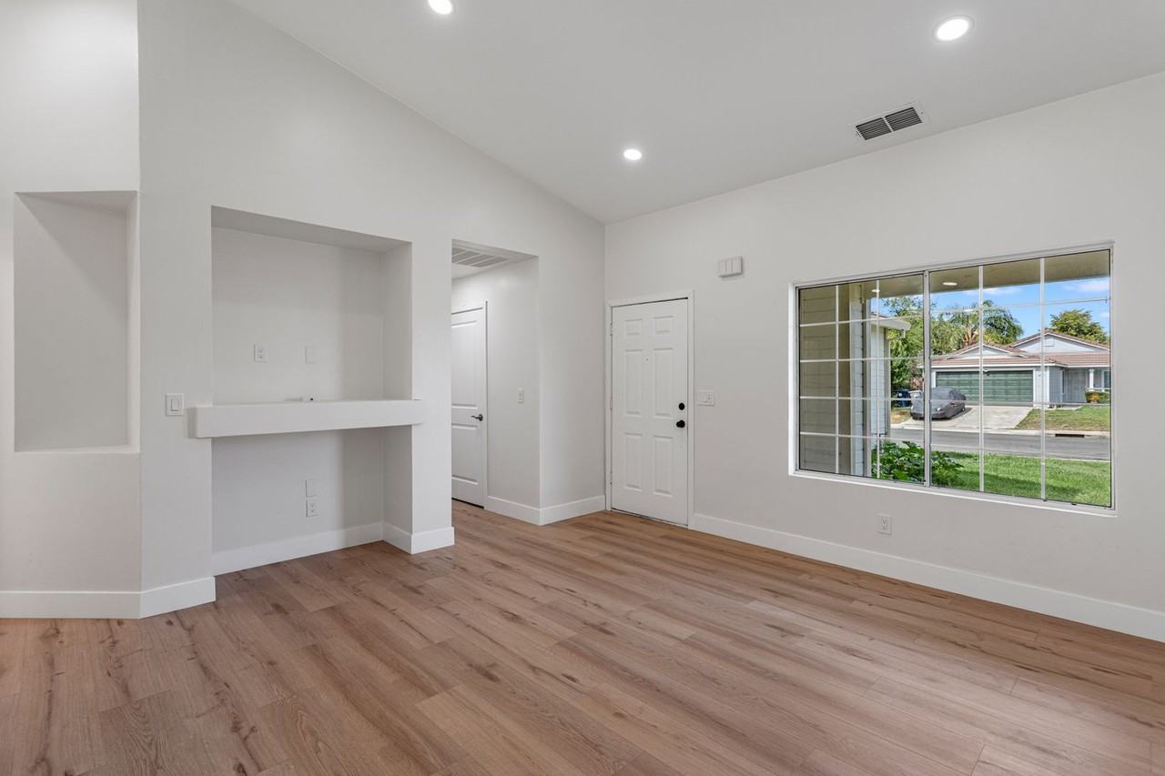 5520 Muskingham Way - Photo 4 of 18