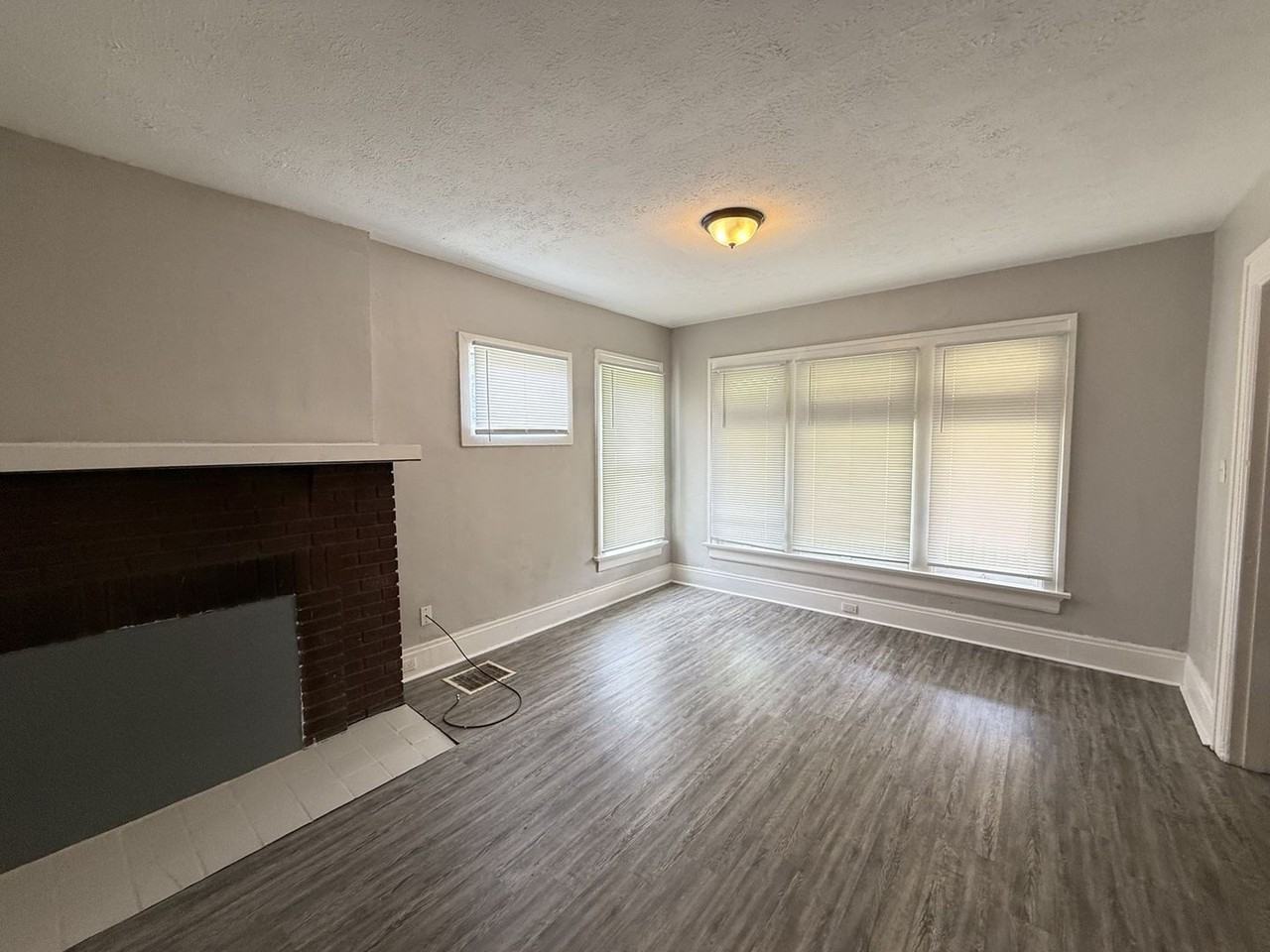 144 Oxford Ave - Photo 3 of 26