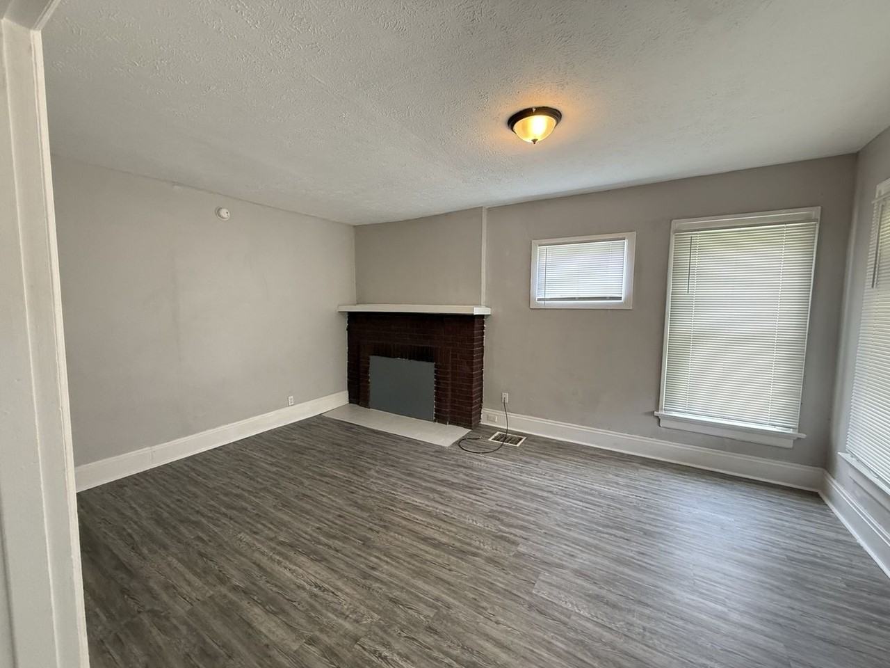 144 Oxford Ave - Photo 4 of 26