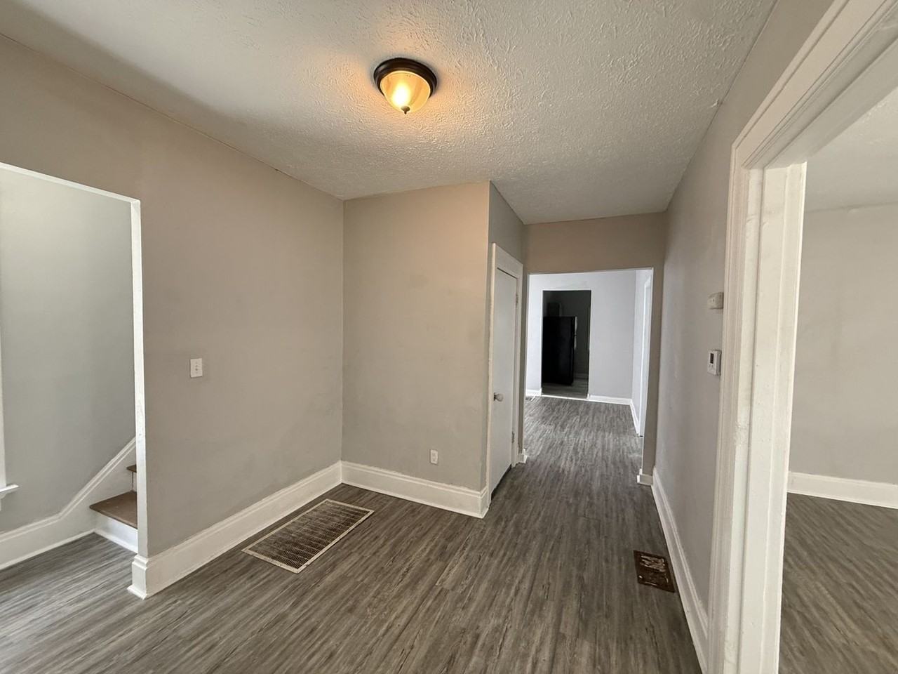 144 Oxford Ave - Photo 5 of 26