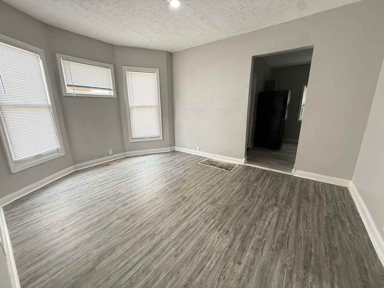 144 Oxford Ave - Photo 6 of 26