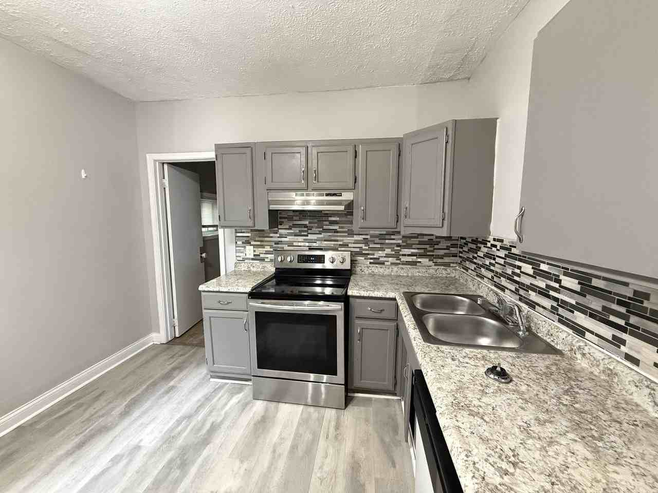 144 Oxford Ave - Photo 7 of 26