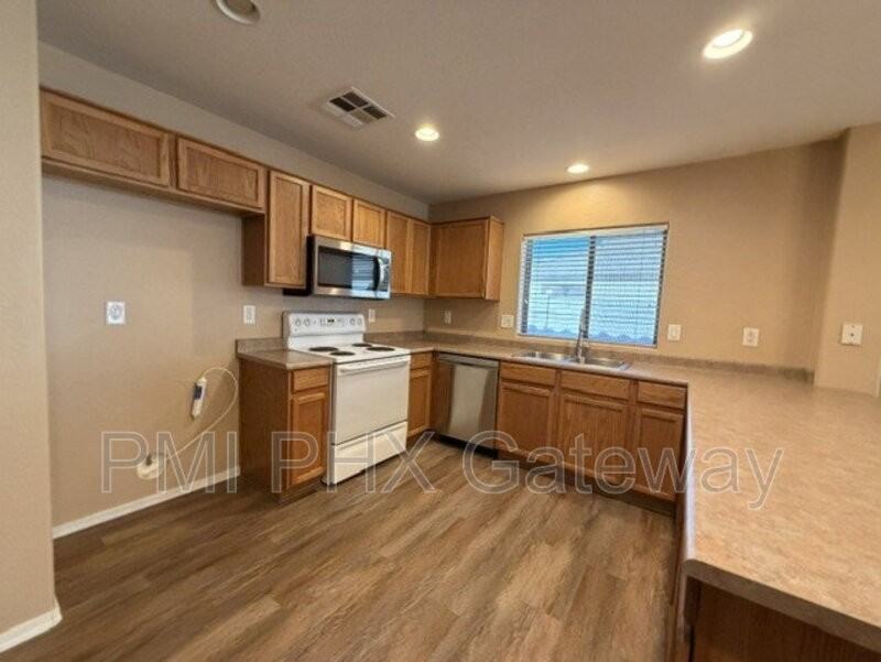 3238 E Elgin St - Photo 4 of 10