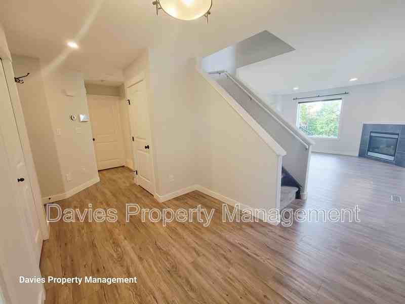 17348 8 Ave Sw - Photo 2 of 19