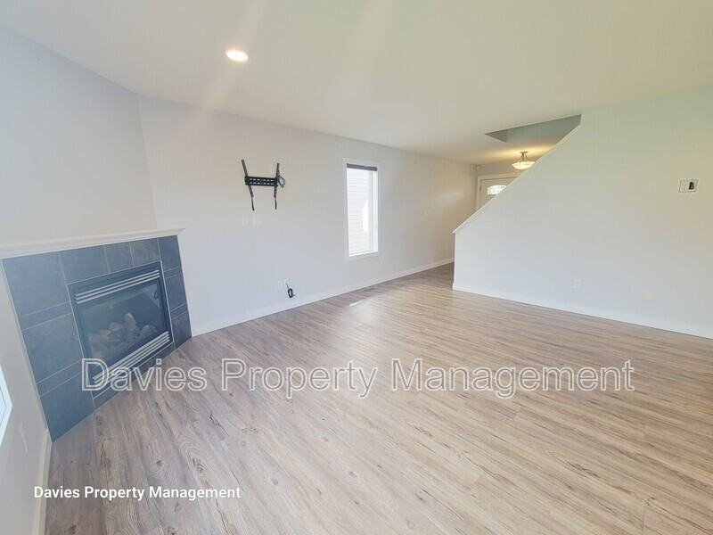 17348 8 Ave Sw - Photo 4 of 19