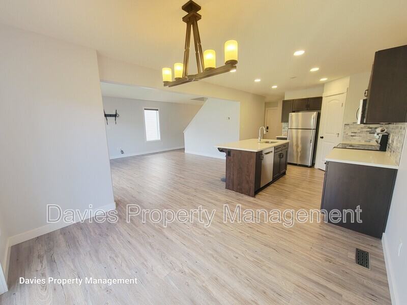 17348 8 Ave Sw - Photo 5 of 19