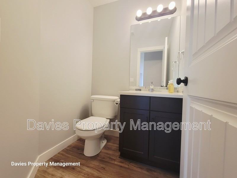 17348 8 Ave Sw - Photo 7 of 19