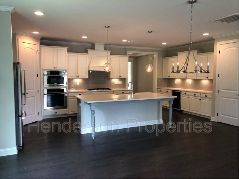 10728 Vanguard Pkwy - Photo 3 of 35
