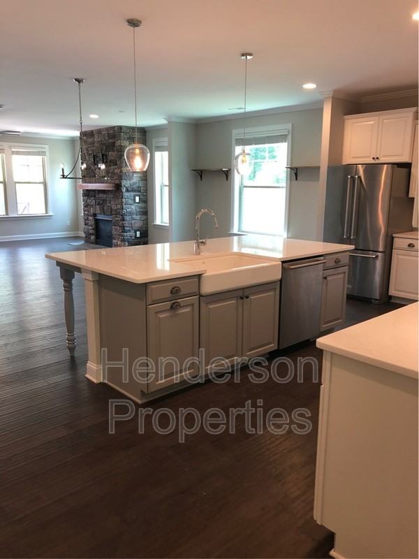 10728 Vanguard Pkwy - Photo 4 of 35