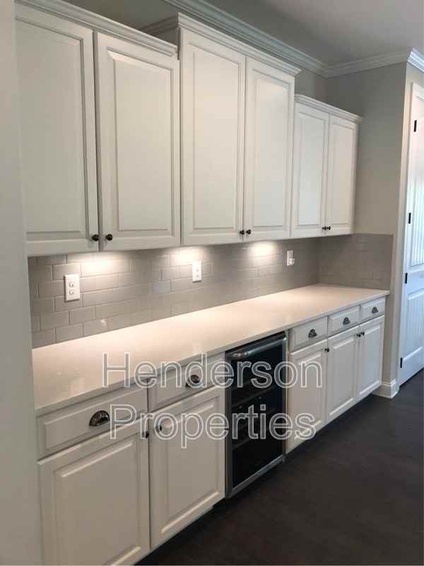 10728 Vanguard Pkwy - Photo 5 of 35
