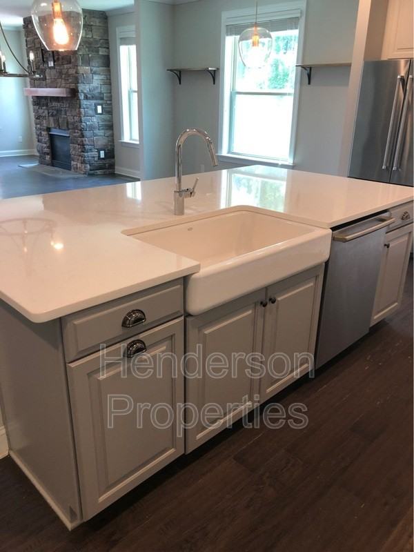 10728 Vanguard Pkwy - Photo 6 of 35