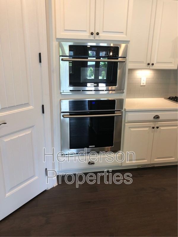 10728 Vanguard Pkwy - Photo 7 of 35