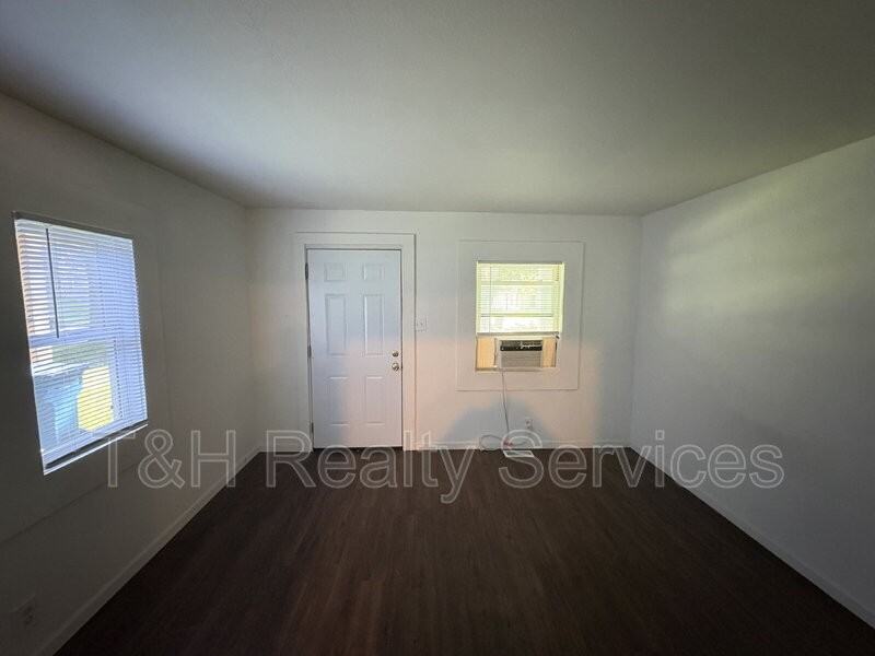 4348 Crittenden Ave - Photo 5 of 12