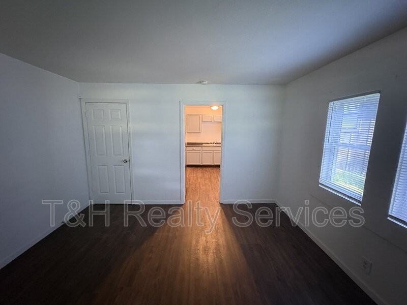 4348 Crittenden Ave - Photo 6 of 12