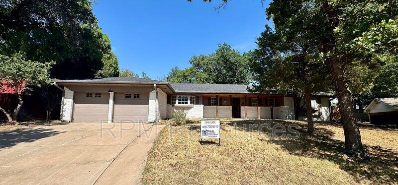 2820 Mcmillan Cir - Photo 3 of 33