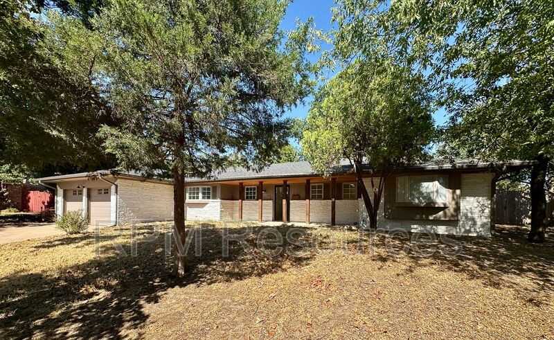 2820 Mcmillan Cir - Photo 4 of 33