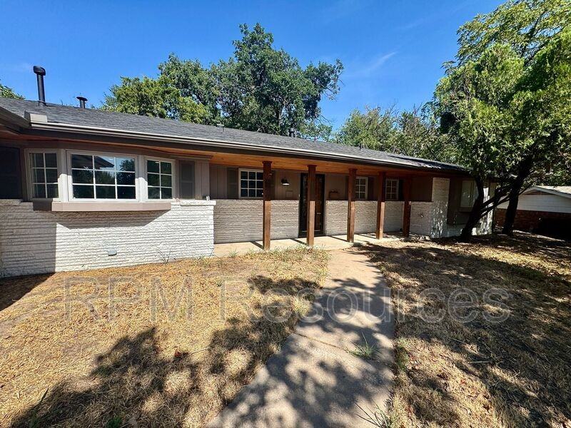 2820 Mcmillan Cir - Photo 5 of 33