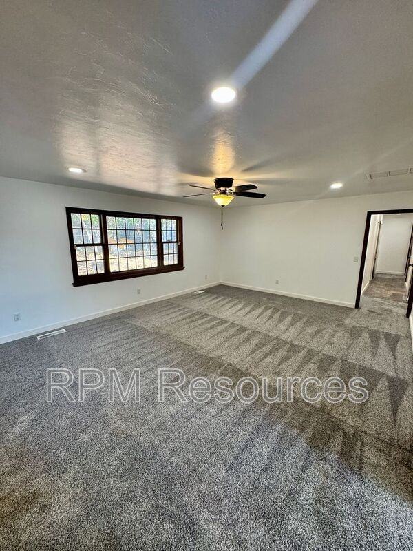 2820 Mcmillan Cir - Photo 7 of 33