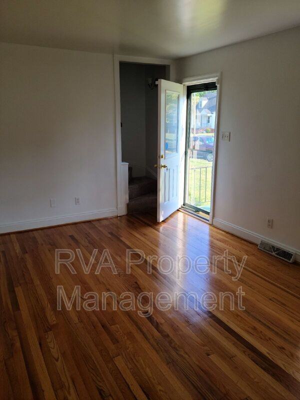 1915 Parlow Dr - Photo 3 of 6