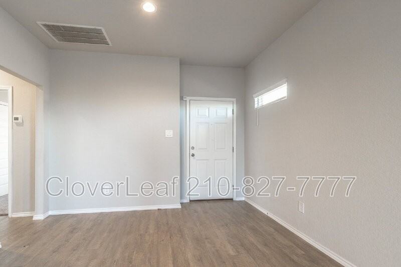 3022 Del Mar Way - Photo 5 of 32