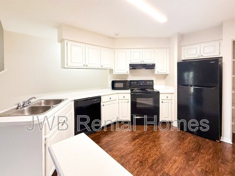 4553 Melissa Ct W - Photo 2 of 29