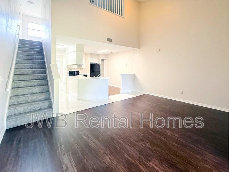 4553 Melissa Ct W - Photo 5 of 29