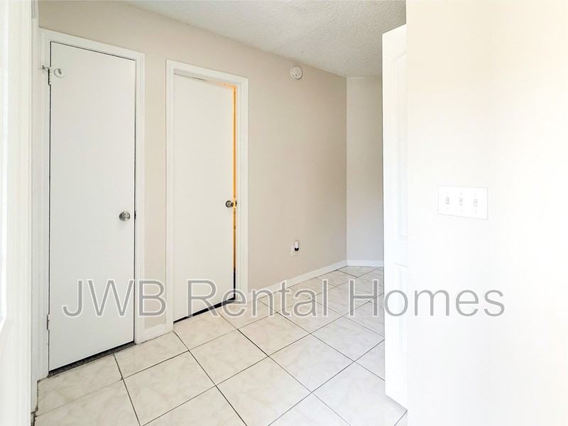 4553 Melissa Ct W - Photo 7 of 29