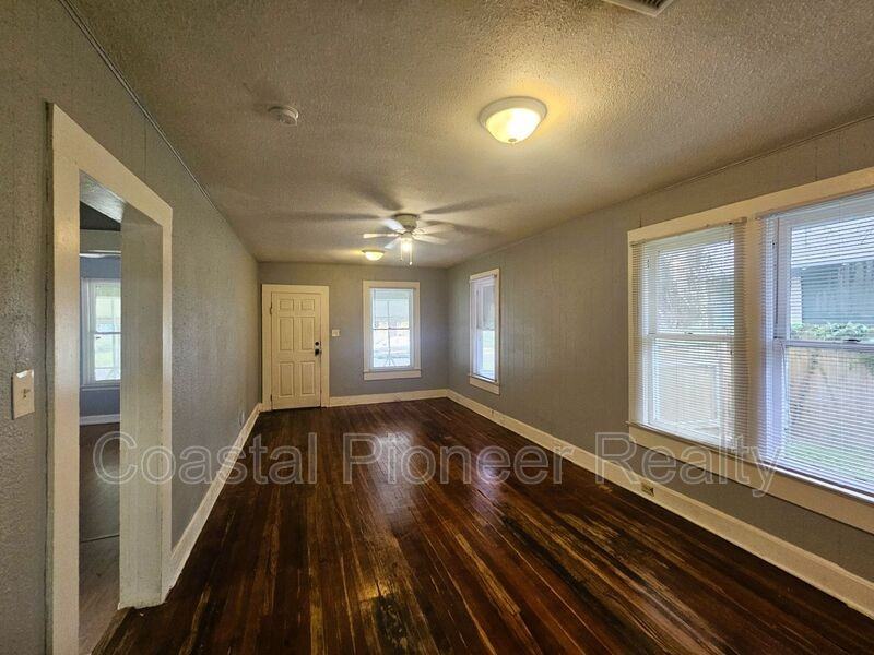 1212 E 32nd Ave - Photo 4 of 28