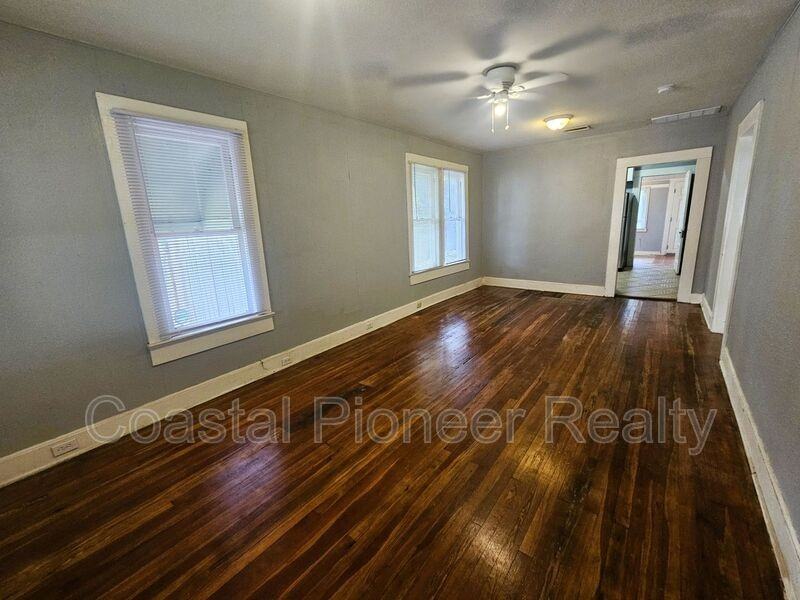 1212 E 32nd Ave - Photo 5 of 28