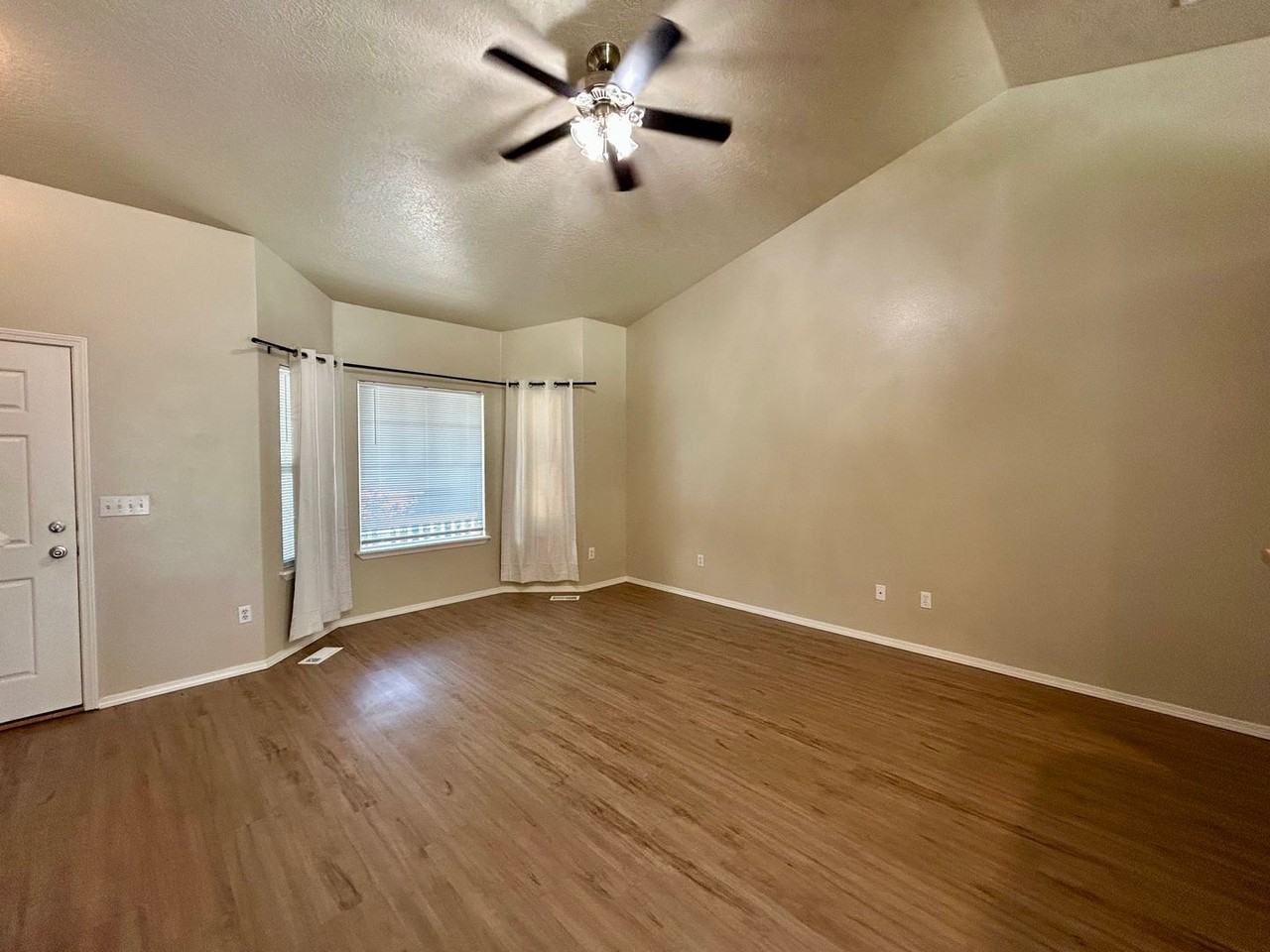 3341 N Maplestone Ave - Photo 3 of 26