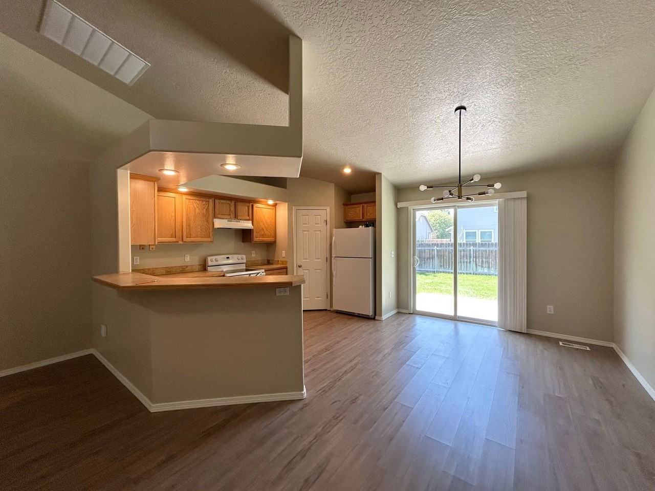 3341 N Maplestone Ave - Photo 4 of 26