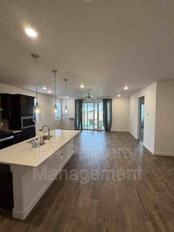 6742 Clayton Dr Ne - Photo 4 of 28