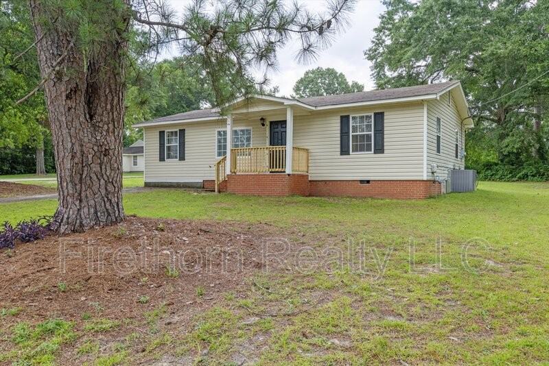2140 Veterans Dr - Photo 3 of 28