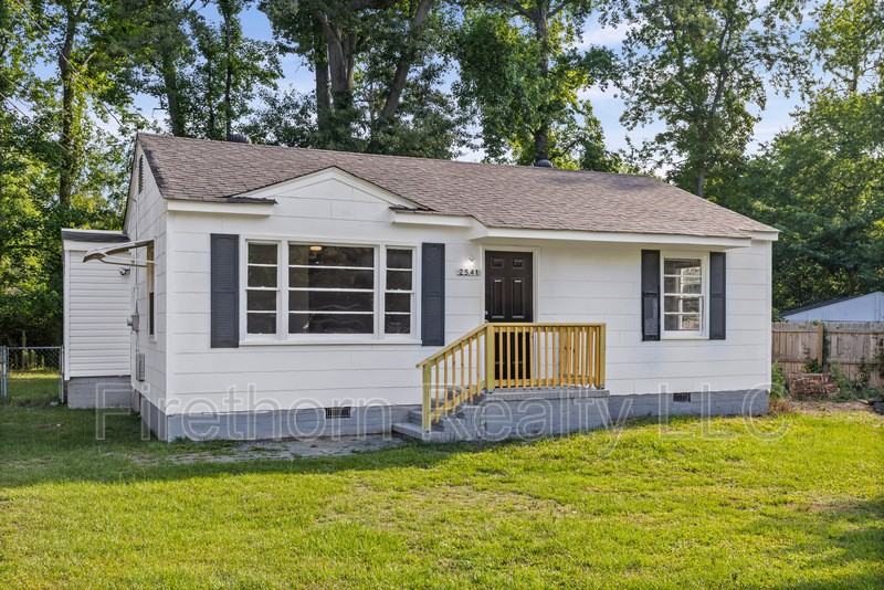 2541 Rhodes Dr - Photo 2 of 26