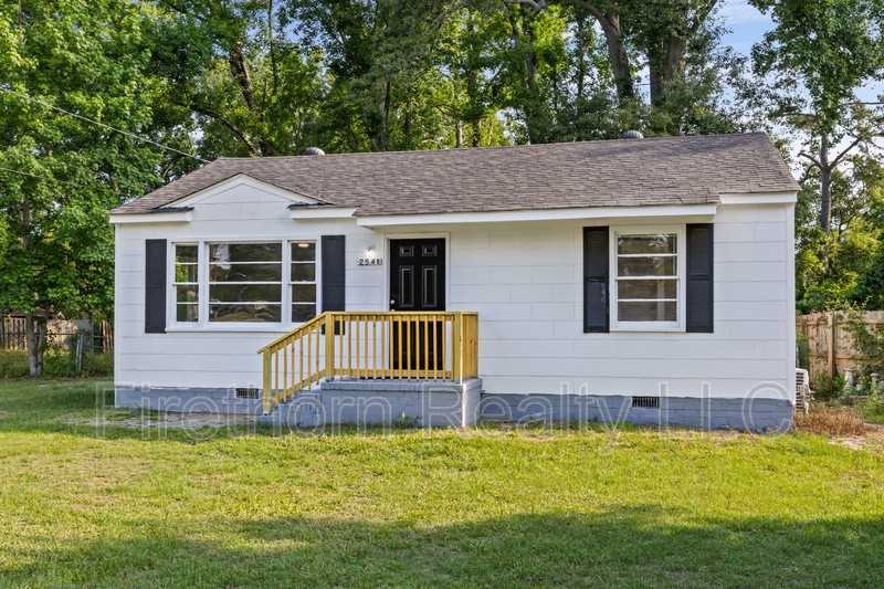 2541 Rhodes Dr - Photo 3 of 26