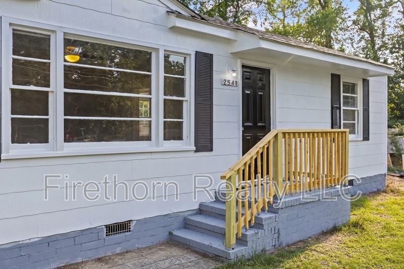 2541 Rhodes Dr - Photo 4 of 26