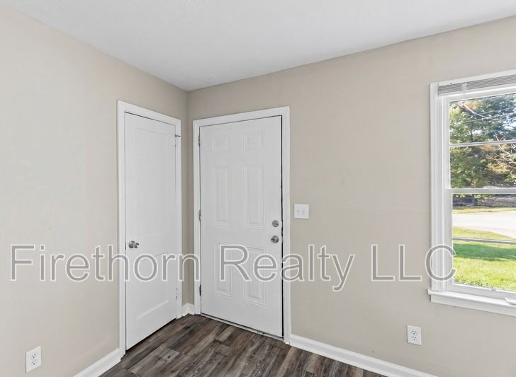 2541 Rhodes Dr - Photo 5 of 26