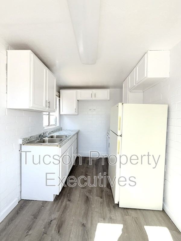 130 E Delano St - Photo 4 of 16
