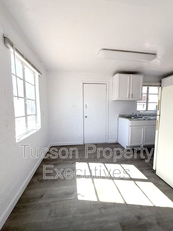 130 E Delano St - Photo 5 of 16