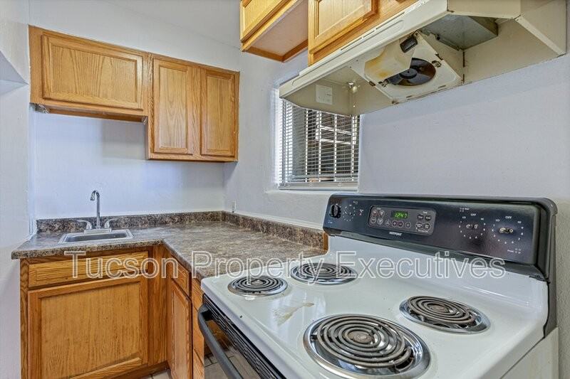 2034 S 5th Ave - Photo 4 of 19