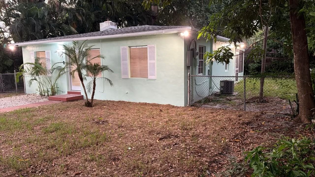 475 Ne 164th St - Photo 3 of 12