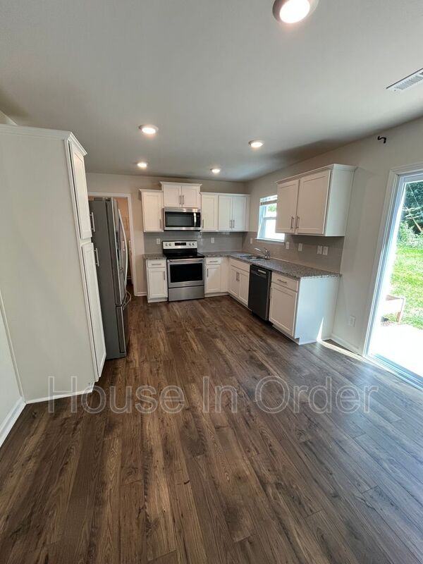 32 Malcolm Ct - Photo 5 of 16