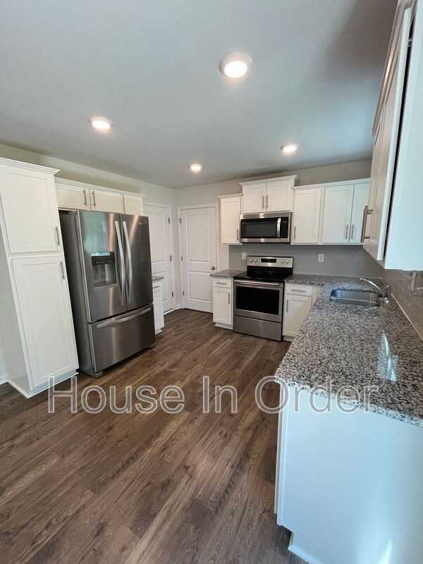 32 Malcolm Ct - Photo 6 of 16
