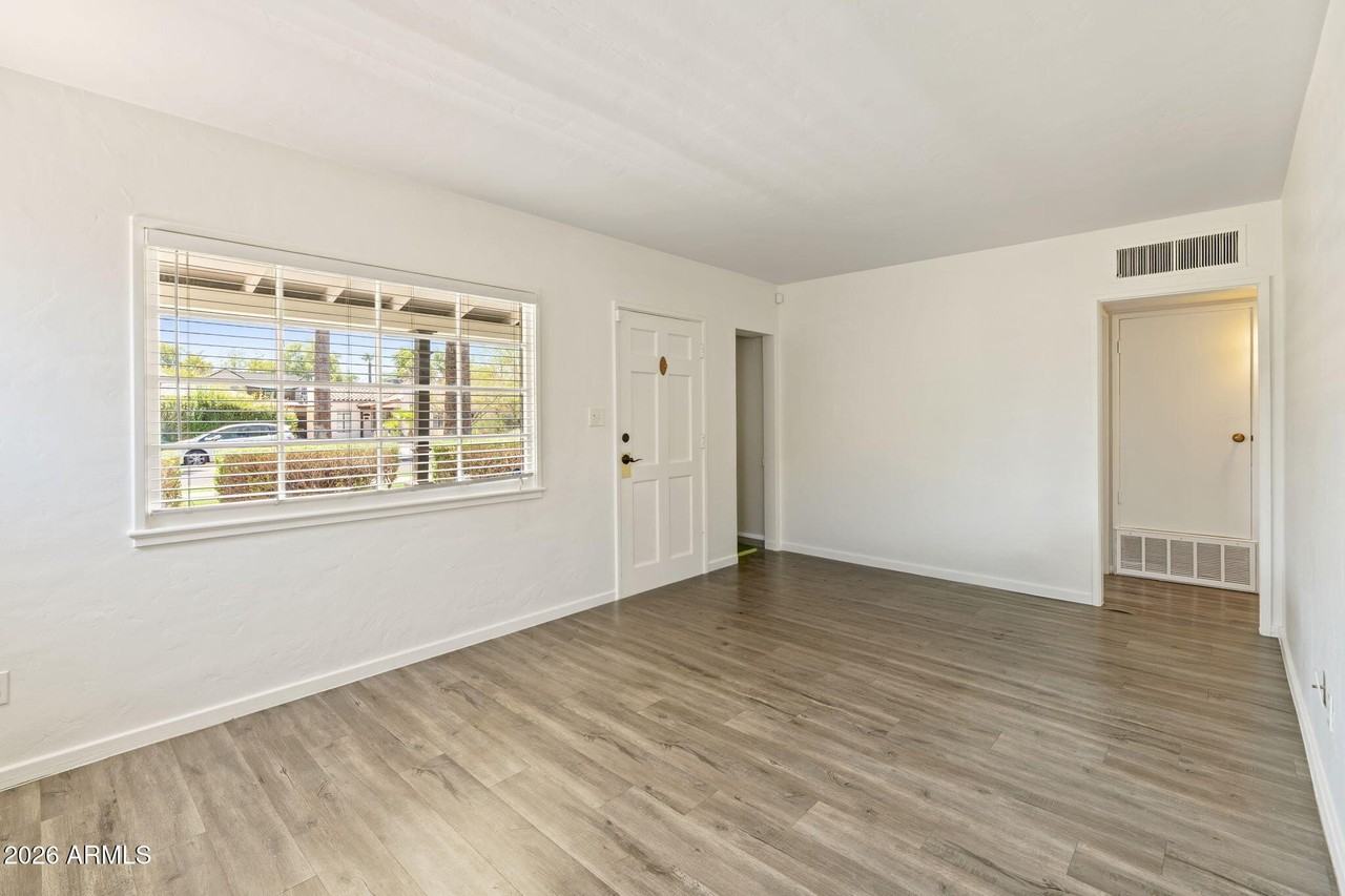 334 W Lewis Ave - Photo 4 of 26