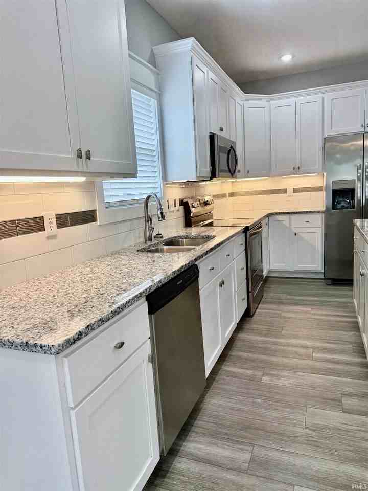 2724 S Rogers St - Photo 7 of 18