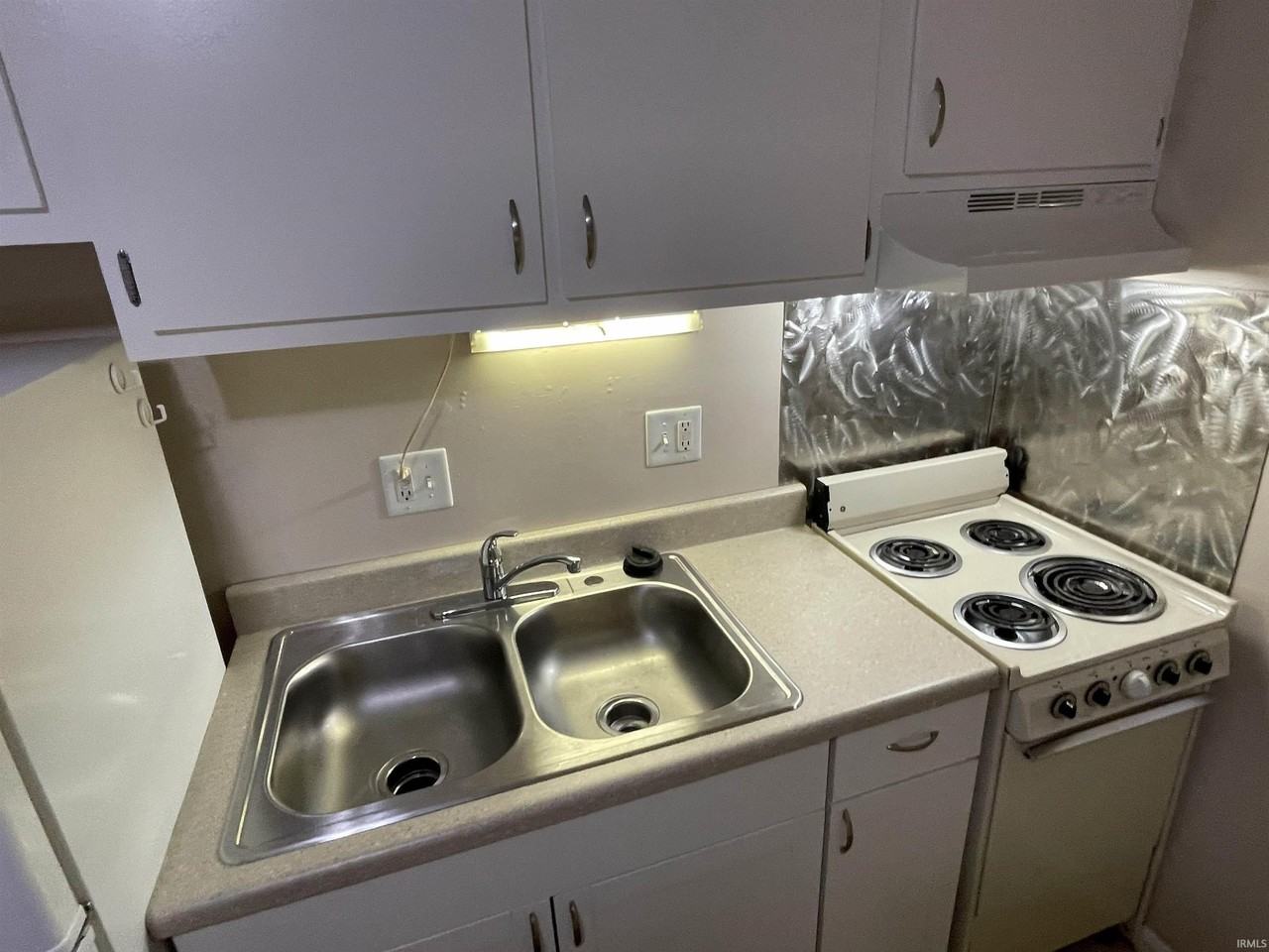 1005 N Rogers St #B15 - Photo 7 of 12