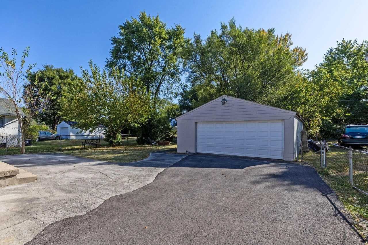 3134 Medina Ave - Photo 2 of 30