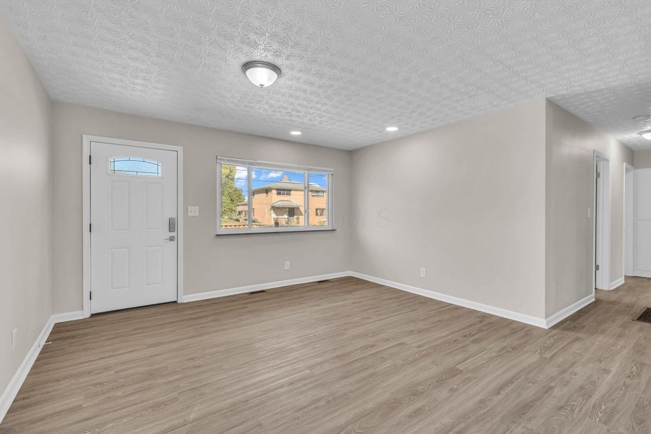 3134 Medina Ave - Photo 5 of 30