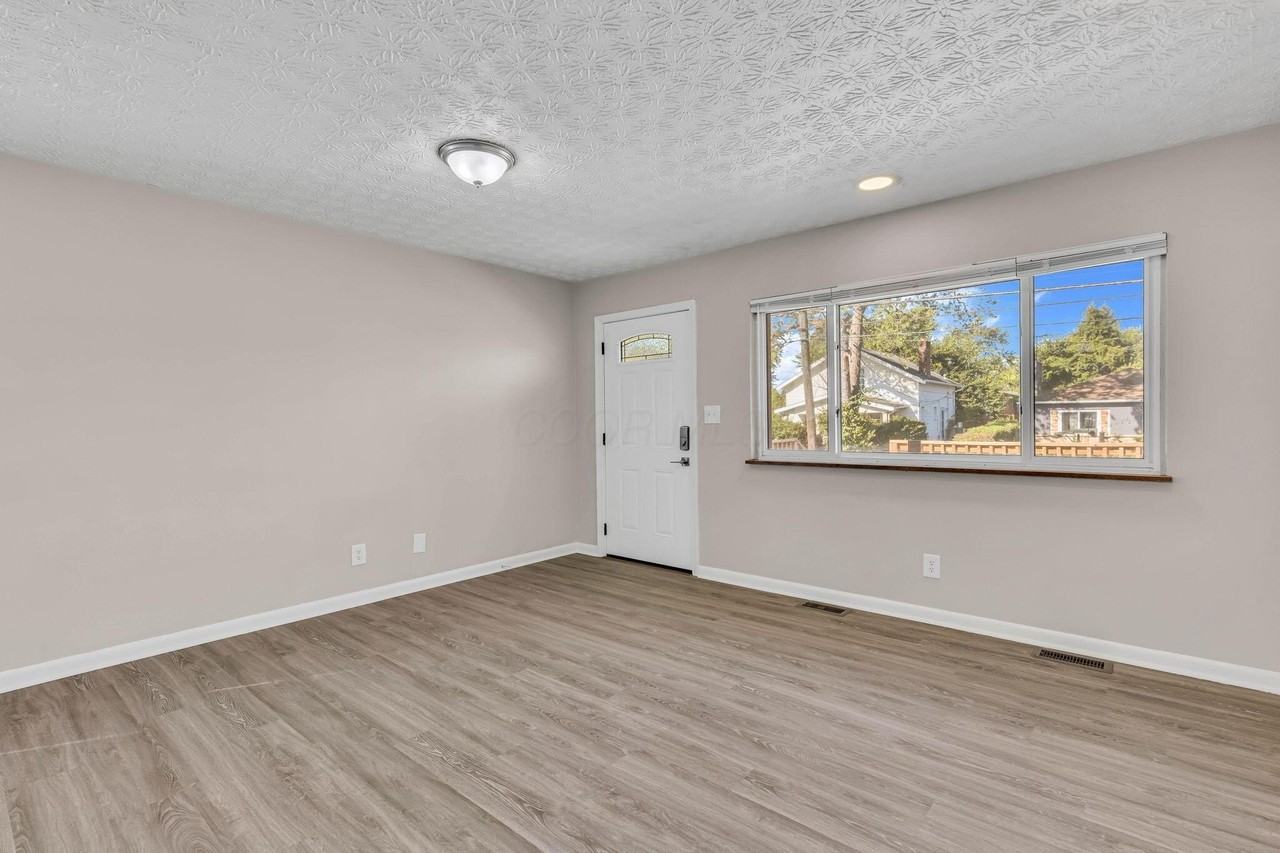 3134 Medina Ave - Photo 6 of 30