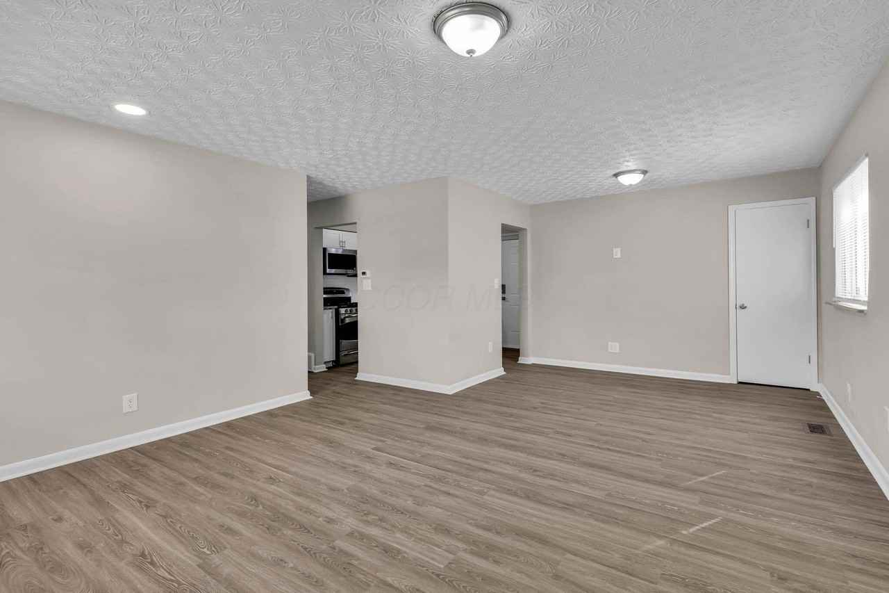 3134 Medina Ave - Photo 7 of 30